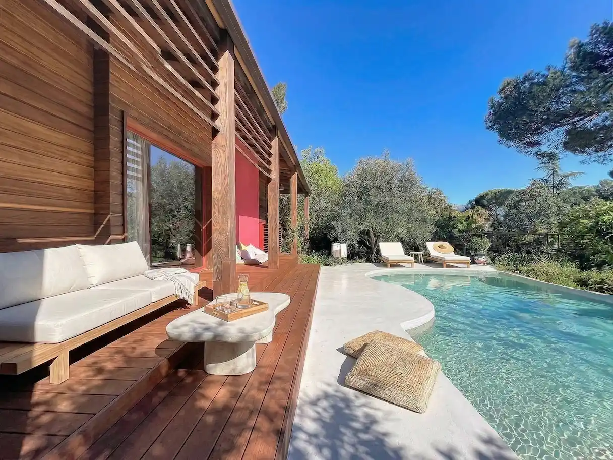 Terrasse avec piscine — esprit balinais