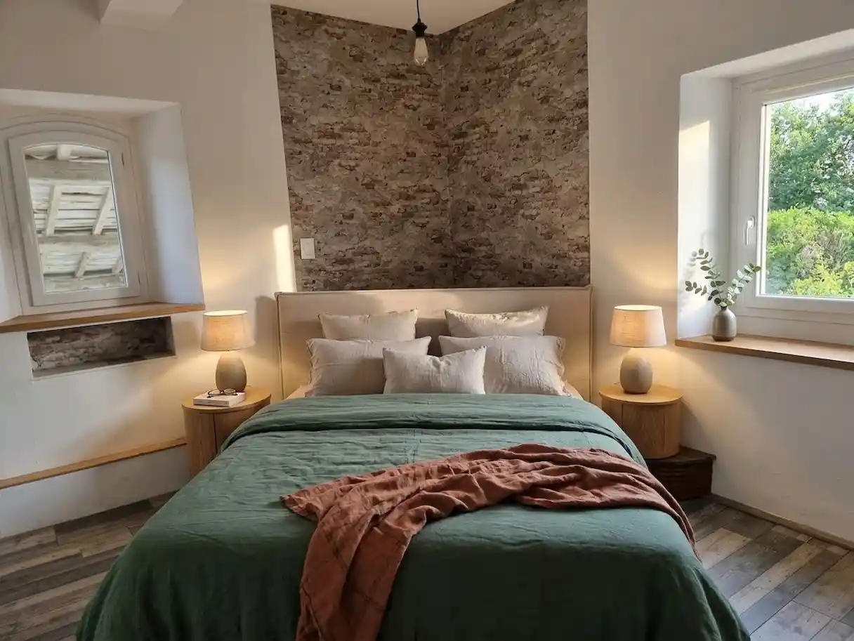 Chambre avec mur en pierre — Styling organique