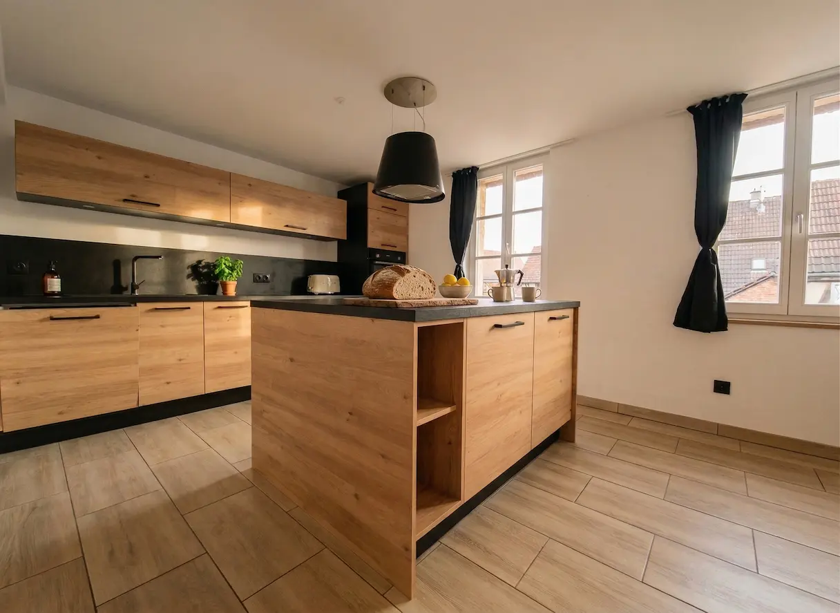 Cuisine avec îlot en bois — Direction artistique