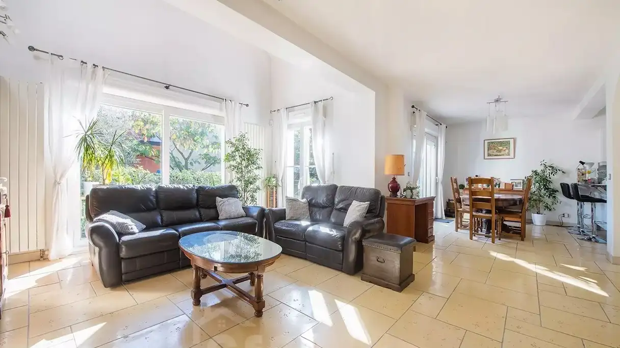 Séjour double Saint-Maur avant — canapés cuir noir et mobilier daté